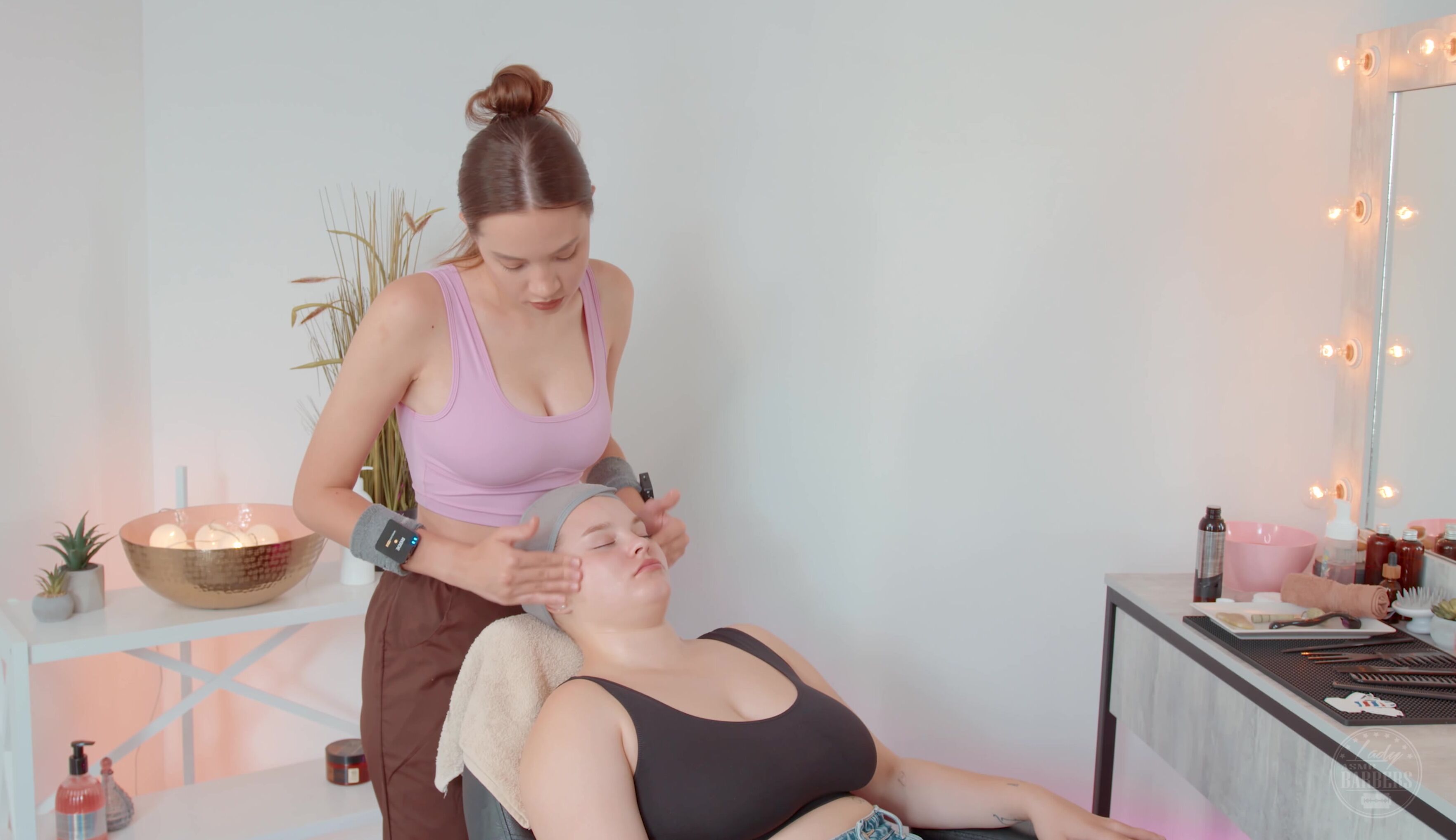 Face Massage by Sandra Lady Barber