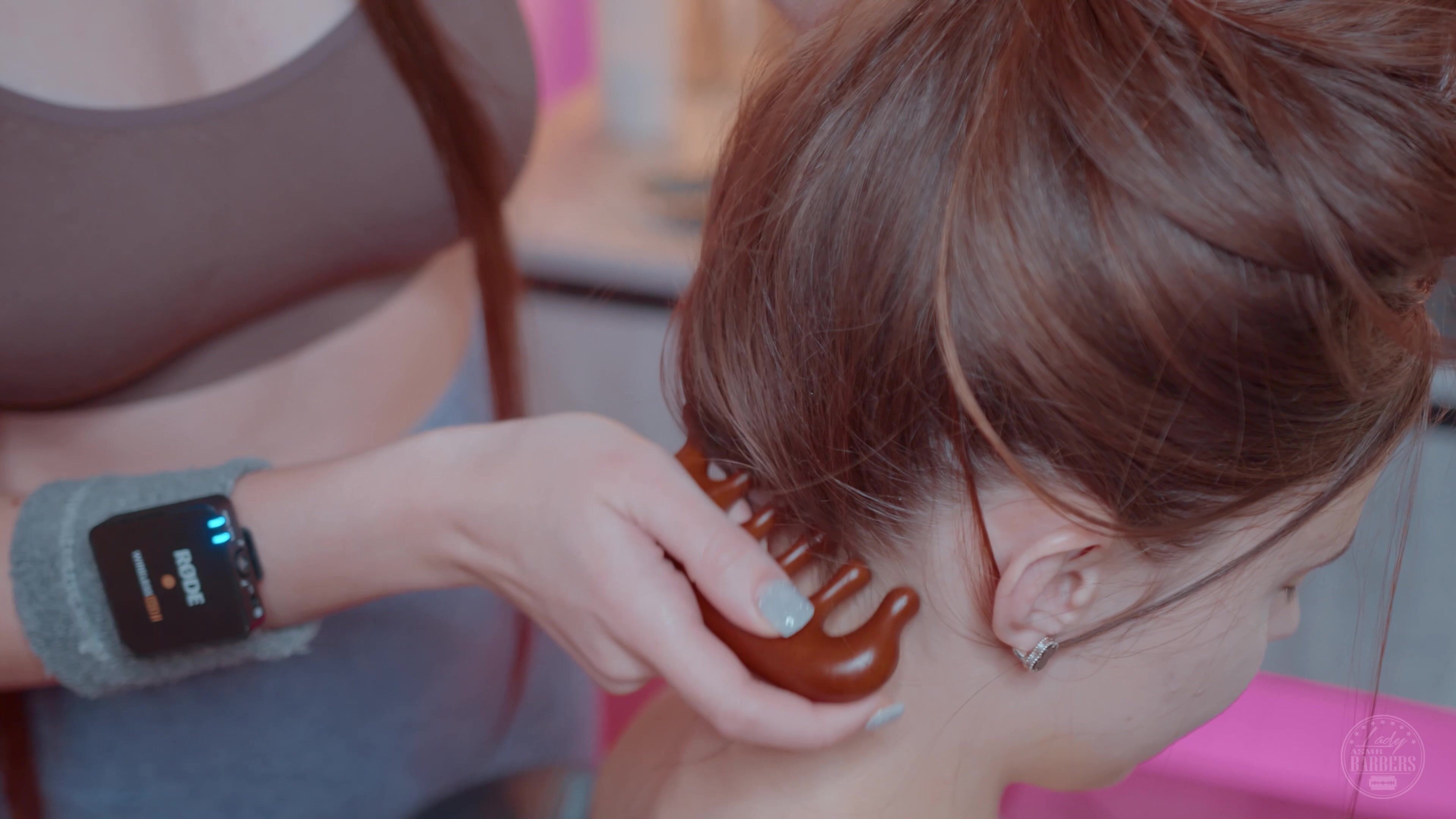 Relaxing Head Massage with Point Stimulation by Sandra Lady Barber