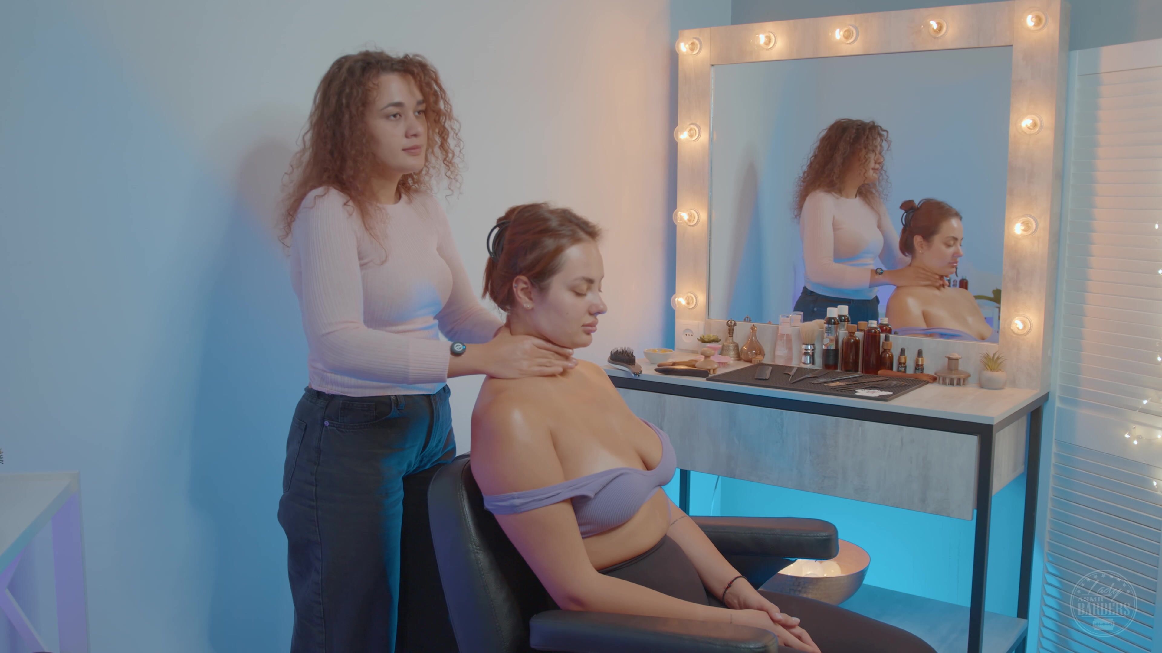 Neck And Shoulders Massage by Elle Lady Barber