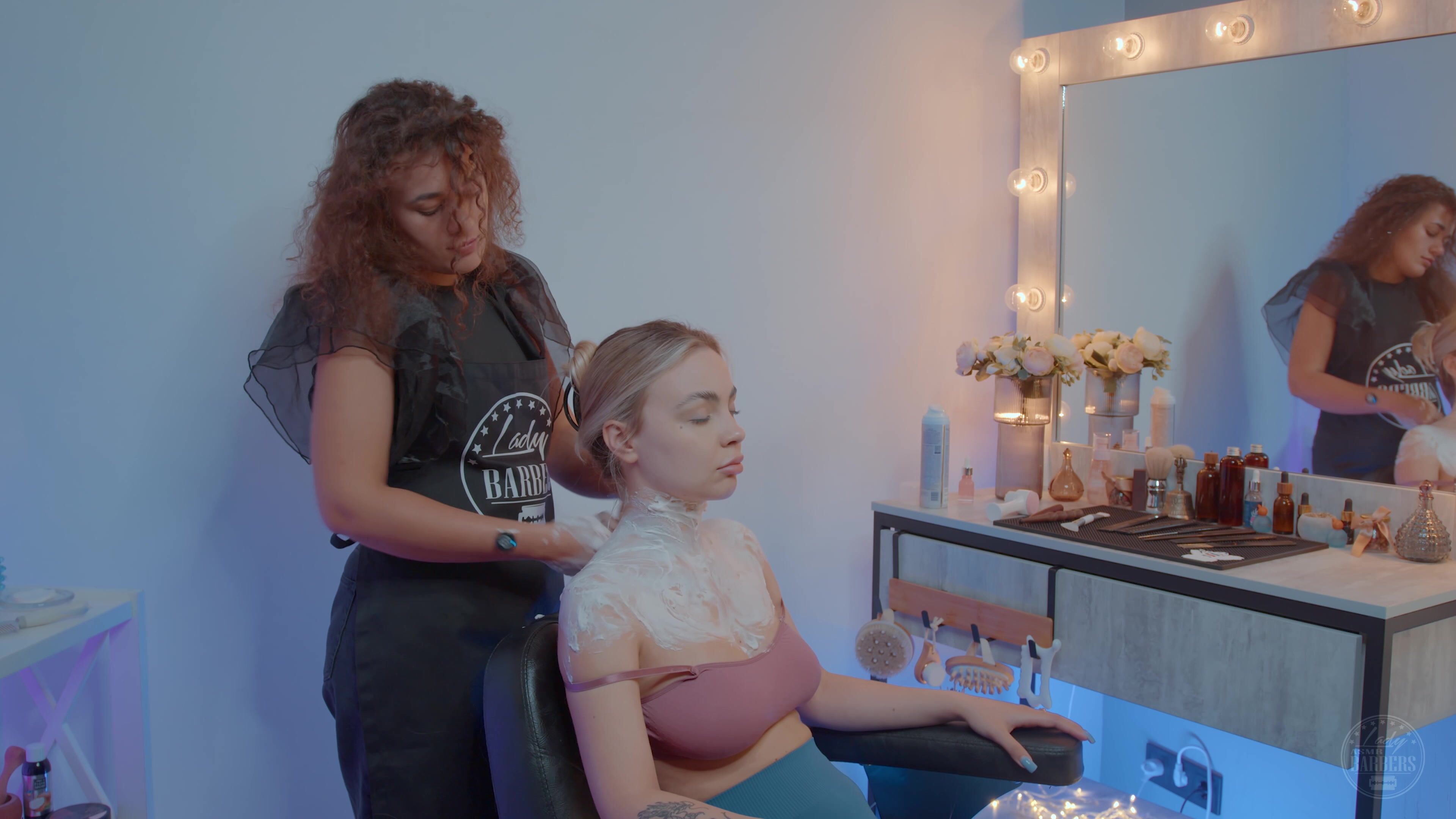 Head Scalp and Shoulders Massage by Elle Lady Barber